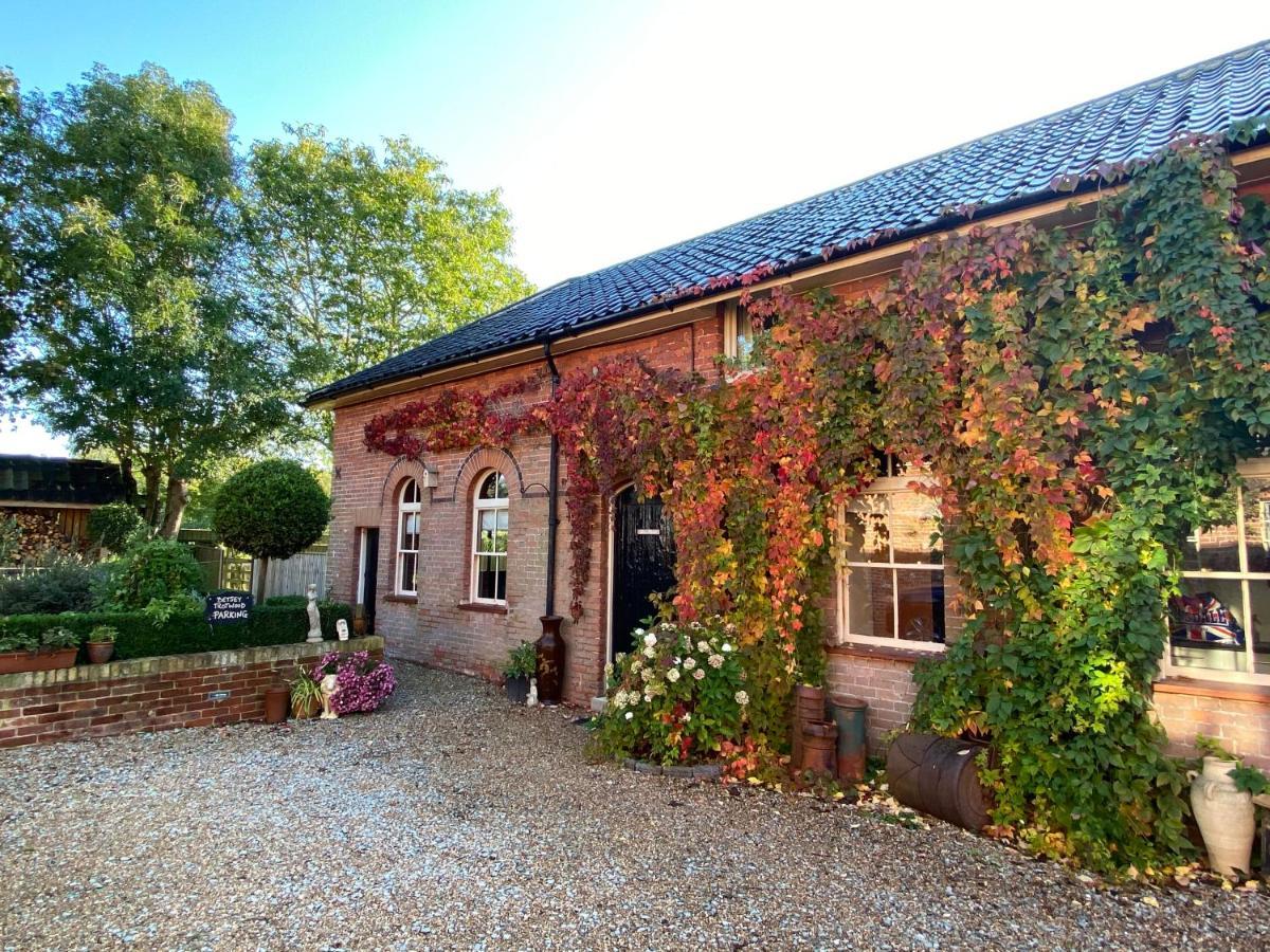 Betsey Trotwood. Historic Stylish 2-Bed Cottage. Blundeston Extérieur photo