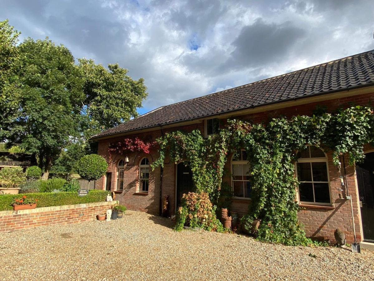 Betsey Trotwood. Historic Stylish 2-Bed Cottage. Blundeston Extérieur photo