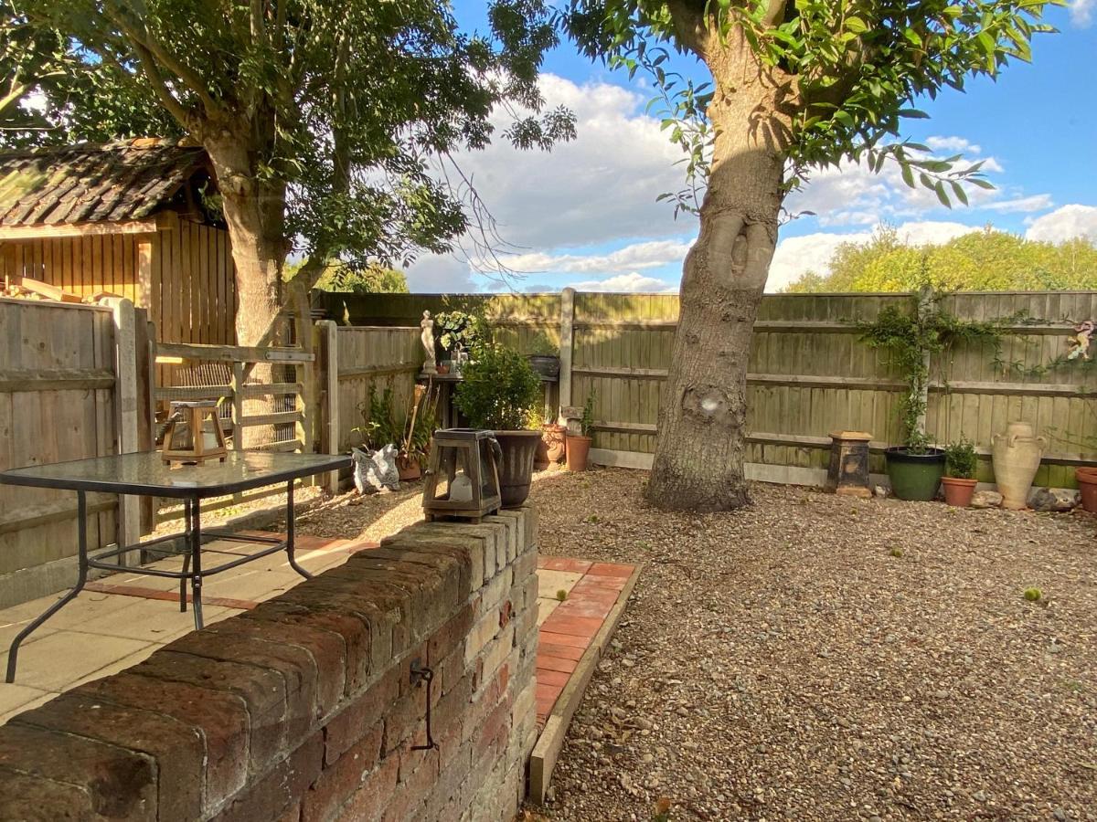 Betsey Trotwood. Historic Stylish 2-Bed Cottage. Blundeston Extérieur photo