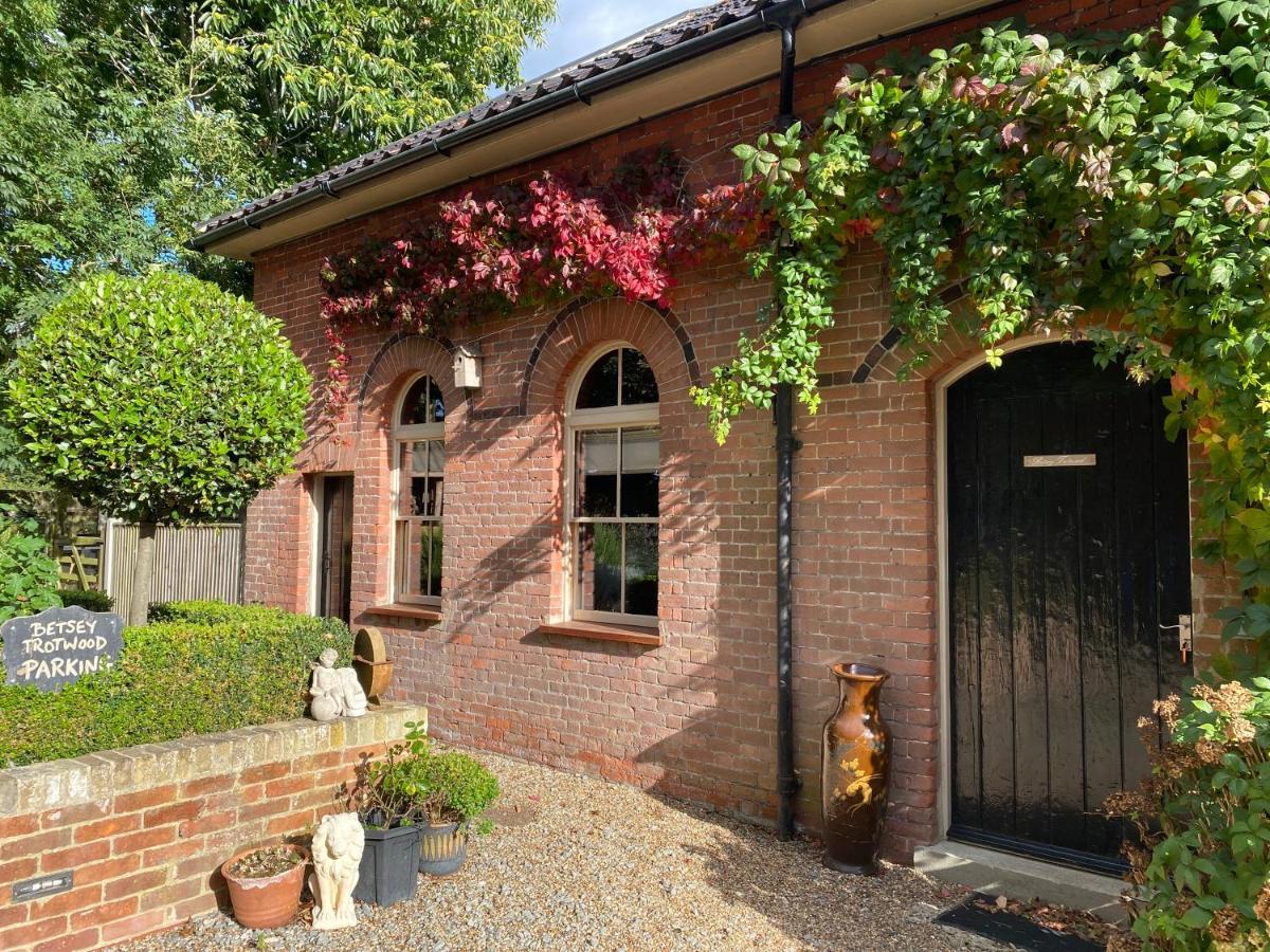 Betsey Trotwood. Historic Stylish 2-Bed Cottage. Blundeston Extérieur photo